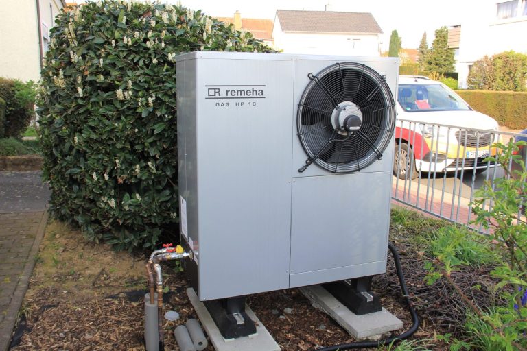 Fertig installierte Wärmepumpe in Ober-Mörlen Mitarbeiter von Heizungsbau Oberhessen präsentieren die fertig montierte Wärmepumpe