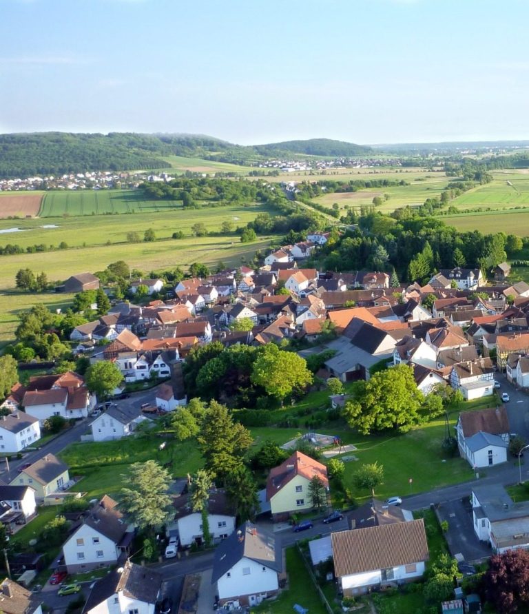 Blick über einen Ort in die Wetterau 